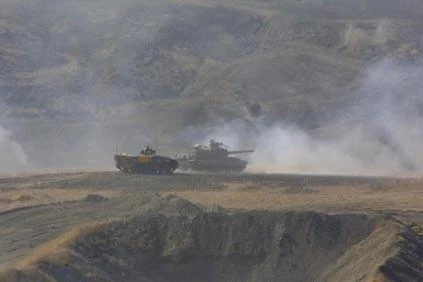 Απίστευτο! Πολίτες εισέβαλαν σε πεδίο βολής της Κύπρου εν ώρα ασκήσεων με αληθινά πυρά! (βίντεο)